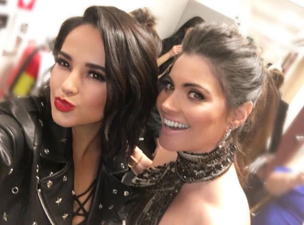 Chiquinquirá Delgado en backstage con Becky G.