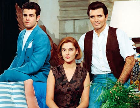 'Sergio' (
<b><a href="http://www.univision.com/entretenimiento/bibi-gaytan-y-eduardo-capetillo-las-fotos-que-demuestran-que-un-amor-de-telenovela-es-posible-fotos">Eduardo Capetillo</a></b>) se casó con 
<b><a href="http://www.univision.com/programas/novelas/que-fue-del-elenco-de-la-telenovela-marimar-fotos">'Marimar'</a></b> para darles una lección a su padre y a su madrastra, sin embargo las cosas se le salieron de control y sólo hizo sufrir a la pobre costeñita.