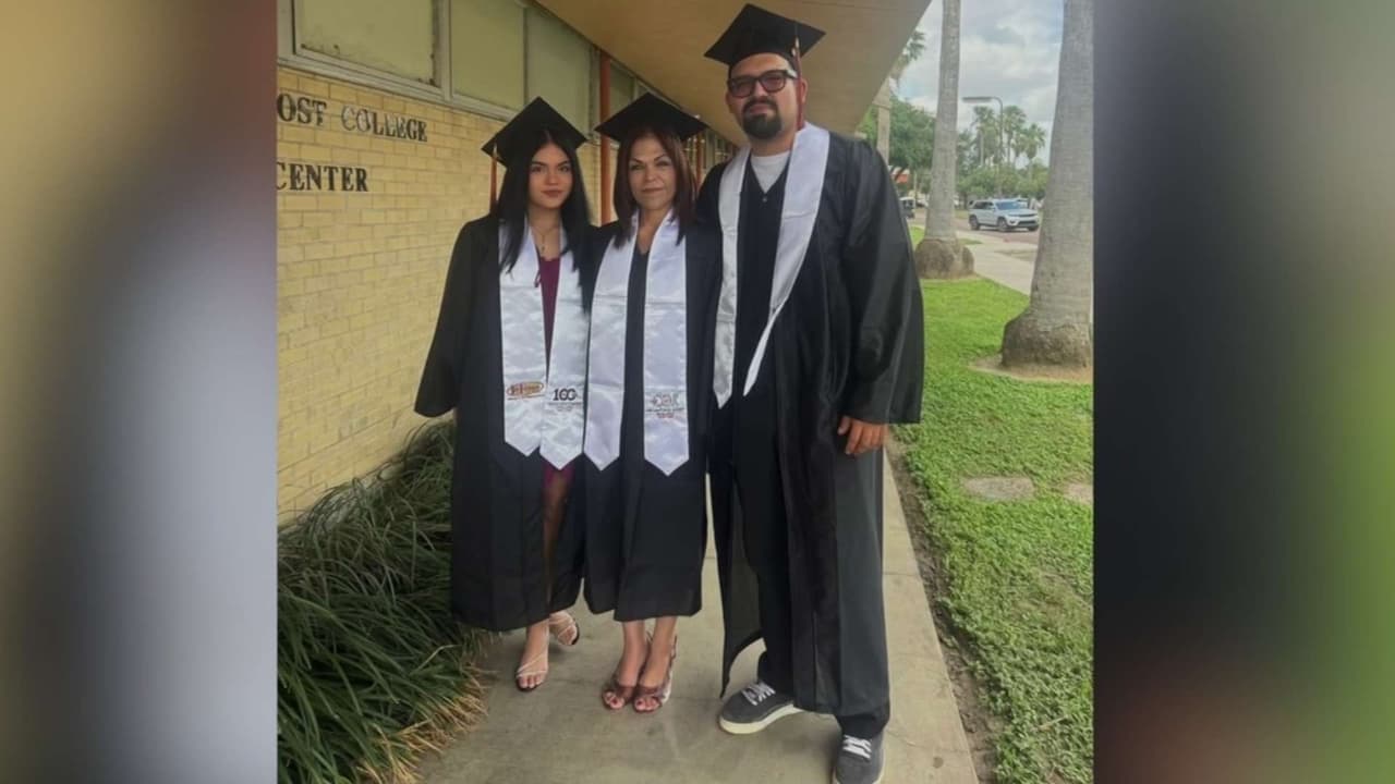 Madre e hijos se gradúan juntos de la Universidad en Texas