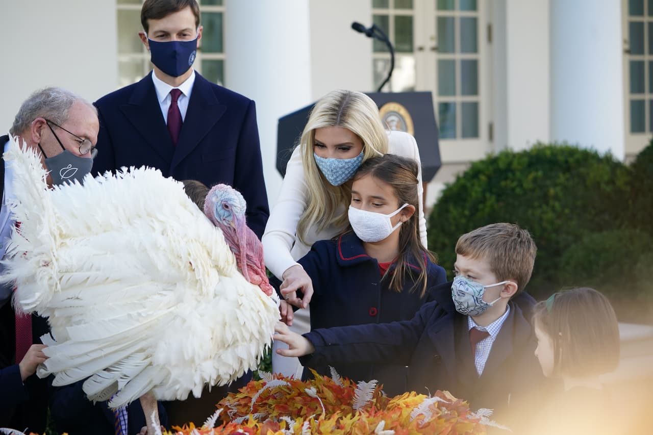 Ivanka Trump, su esposo, Jared Kushner, y sus hijos, Arabella y Joseph, durante la tradicional ceremonia. El presidente elogió durante el evento la labor de los trabajadores en la primera línea de batalla contra lo que sigue llamando de forma sesgada el “virus chino”, o el covid-19, la enfermedad producida por el nuevo 
<a href="https://www.univision.com/temas/coronavirus">coronavirus</a>.