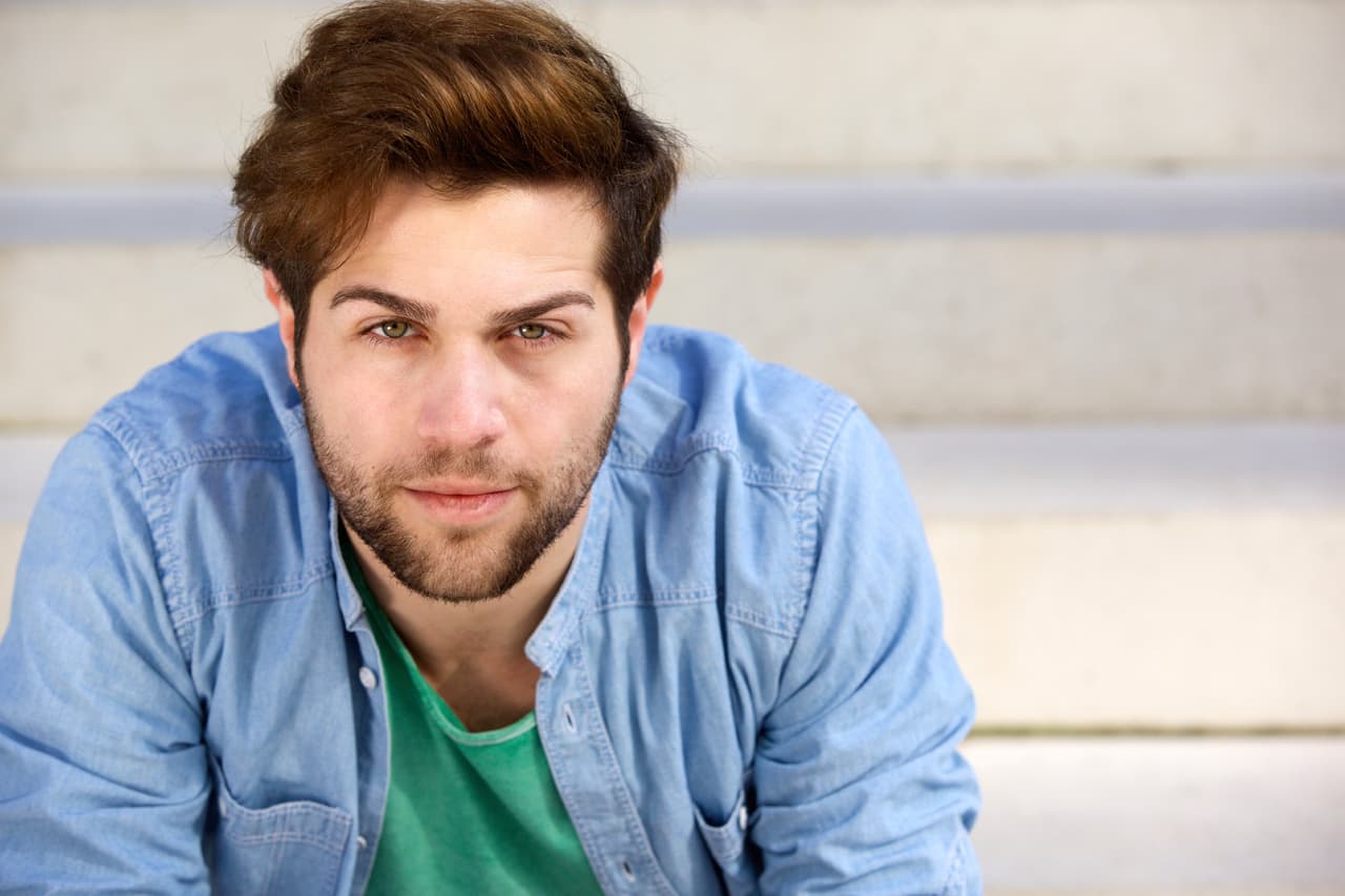 El imprevisible acuario requiere una compañera imaginativa y creativa, altruista, que no sea rutinaria y tenga una mentalidad abierta para entender muchas cosas.