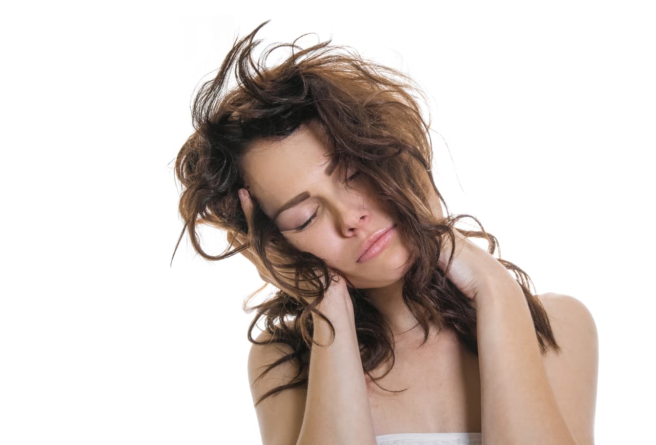 La mujer descuidada y desaliñada apaga su interés.