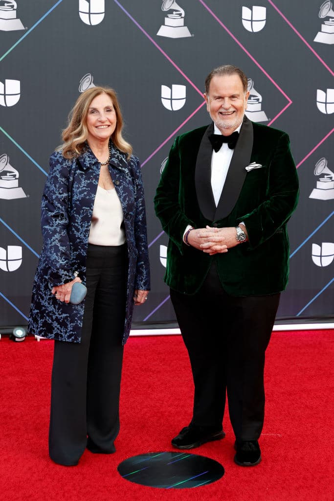 <b>Raúl y Mily De Molina </b>
<br>El presentador de El Gordo y La Flaca llegó junto con su esposa, con quien celebró 27 años de matrimonio el pasado 22 de octubre. Ella lució un abrigo azul y él usó un traje verde aterciopelado.