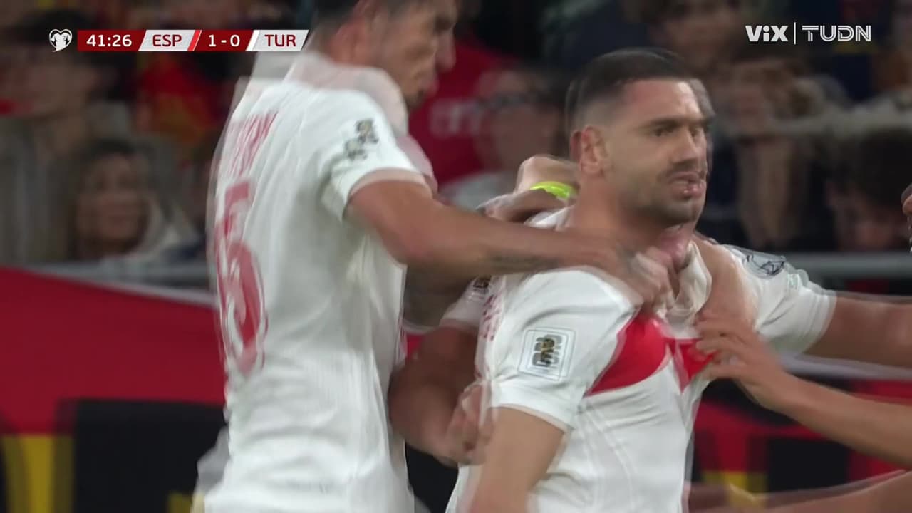 ¡Gol de Turquía! Desatención en defensa y Deniz Gül empuja el balón para el 1-1