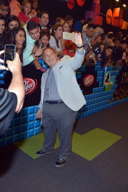 Nos encantan los selfies. We can't get enough of them! Y si no, pregúntenle a los que desfilaron la alfombra de Premios Juventud.