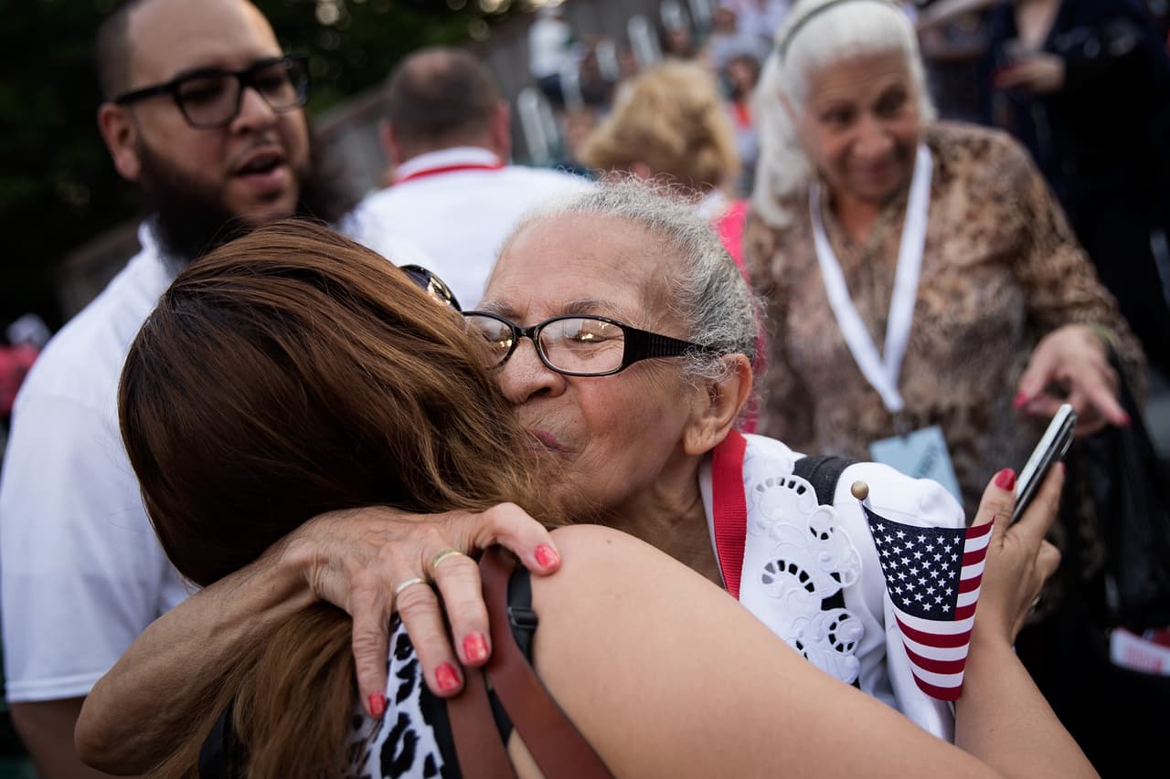 Los ciudadanos estadounidenses tienen derecho a pedir la residencia de sus conyugues, hijos, padres o hermanos.