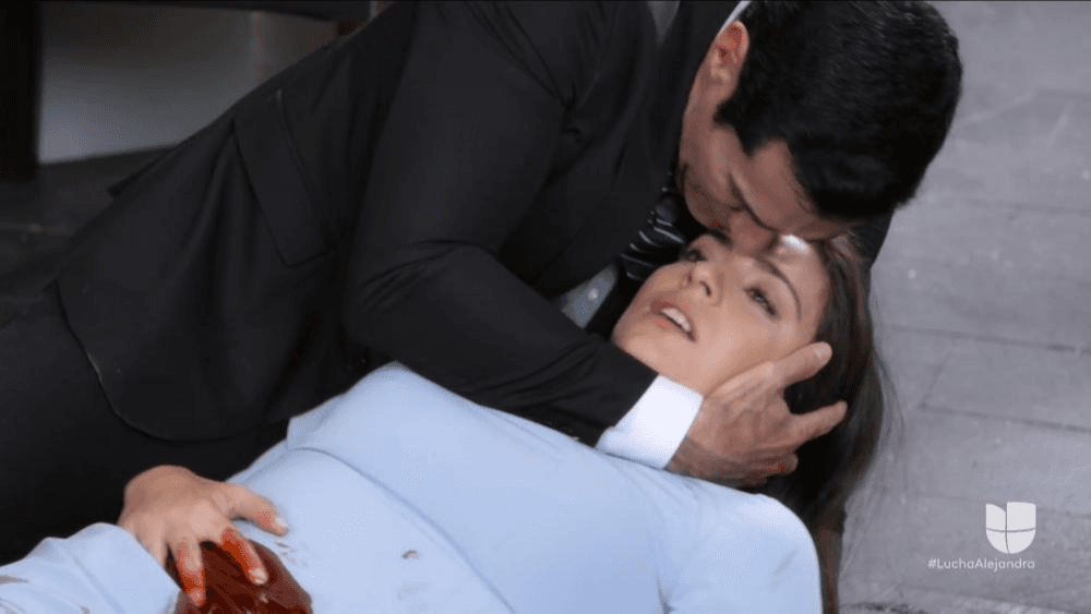 En capítulos anteriores, Alejandra, quien era protagonista de la historia, había sido herida por una bala perdida, lo que la llevó a estar varios días hospitalizada en estado de coma.