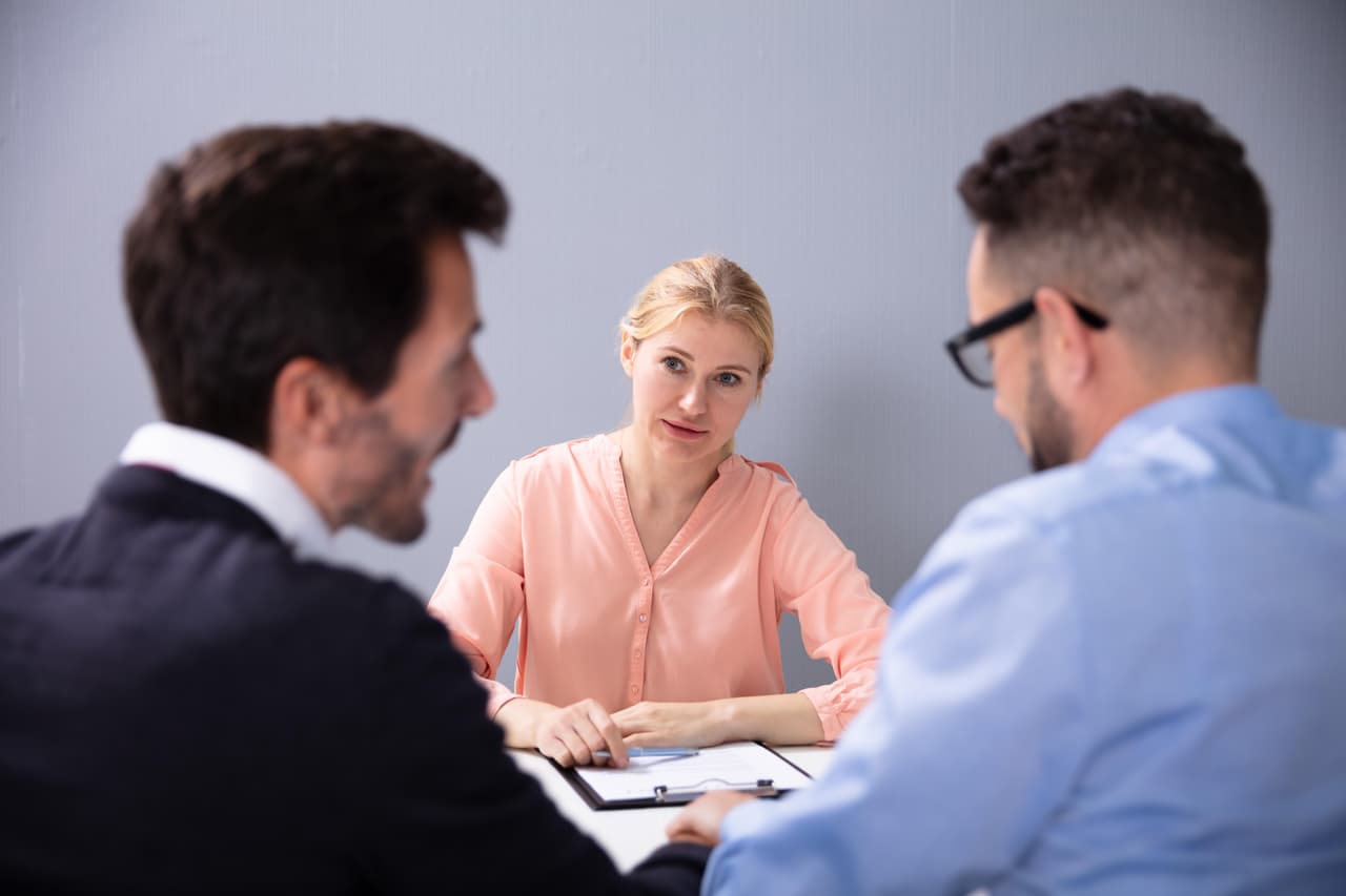 El matrimonio de hombres buscó adoptar a los 6 hermanos.