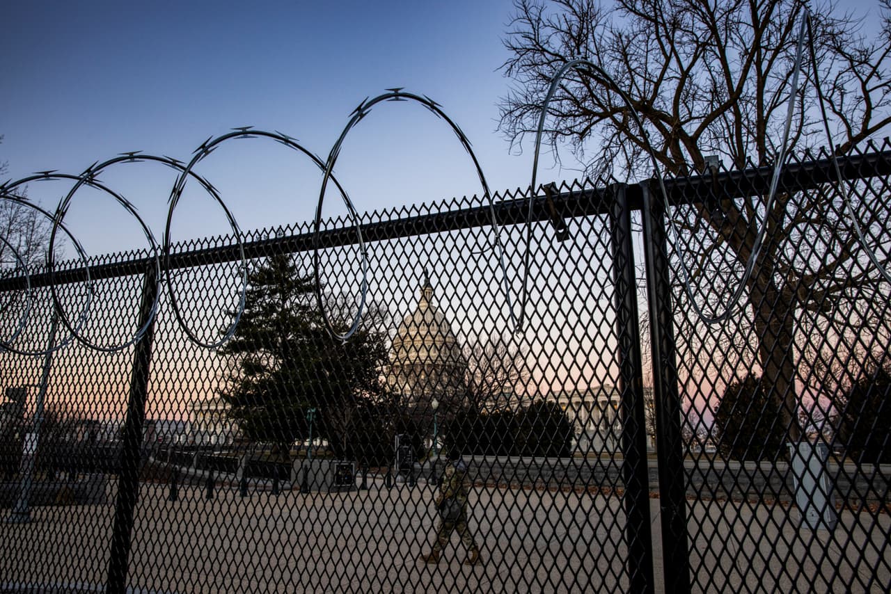 El FBI publica un nuevo video del sospechoso que colocó bombas un día antes de los disturbios en el Capitolio