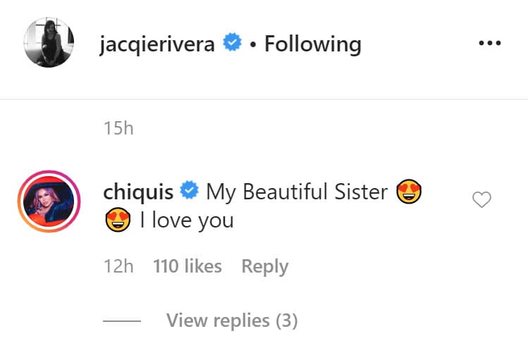 Dos horas después de la publicación de la foto, su hermana Chiquis reaccionó y le dejó varios mensajes. En el primero le escribió 
<b><a href="https://www.univision.com/famosos/chiquis-rivera-hizo-llorar-a-jacqie-por-un-detalle-que-tuvo-con-ella-video" target="_blank">"mi bella hermana, te amo". </a></b>
<br>