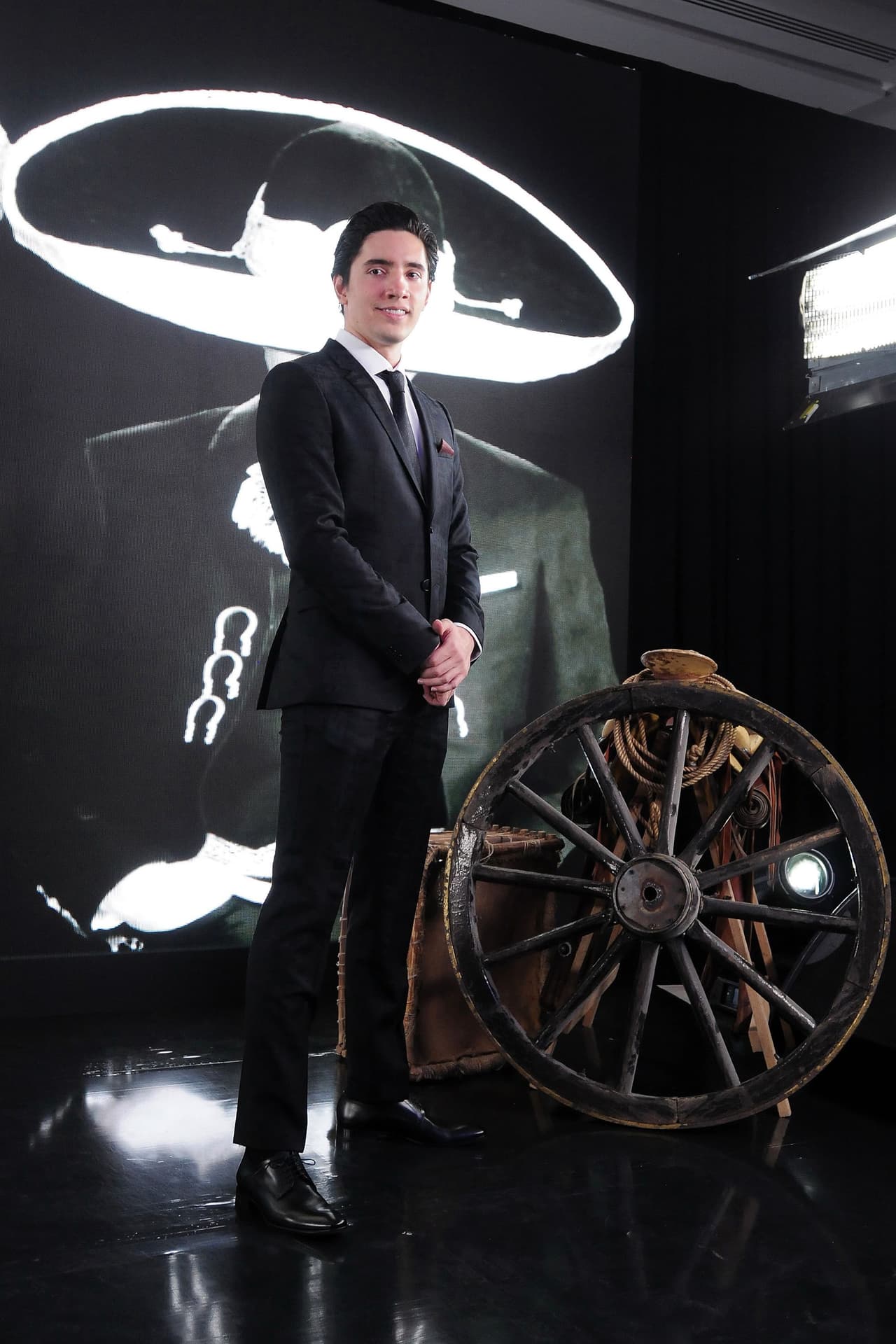 El joven de 25 años presentó su primer álbum ('Sigue la dinastía') hace unos meses y confesó que fue su abuelo, don Vicente Fernández, quien lo inició "en esta aventura" y lo asesoró en cada paso.