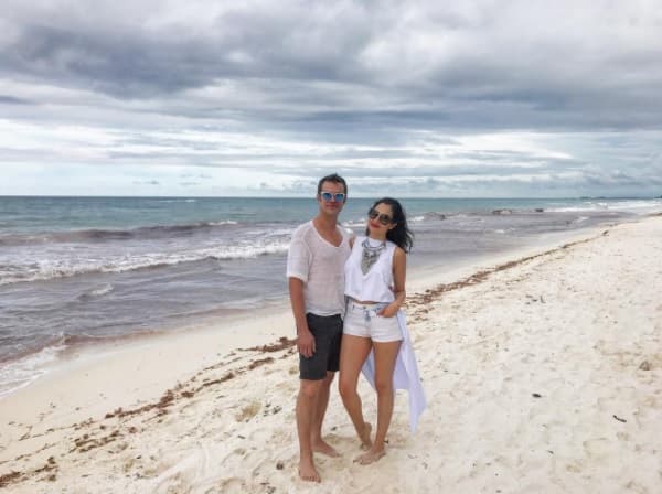 La actriz es amante de la playa y la pareja viaja constantemente al estado de Quintana Roo para descansar de su trabajo: “Porque lo que se ve no se juzga. Te amo desde que se pone (el sol) hasta que vuelve a salir”, fue la manera en que Mark confirmó su relación en marzo del 2017.