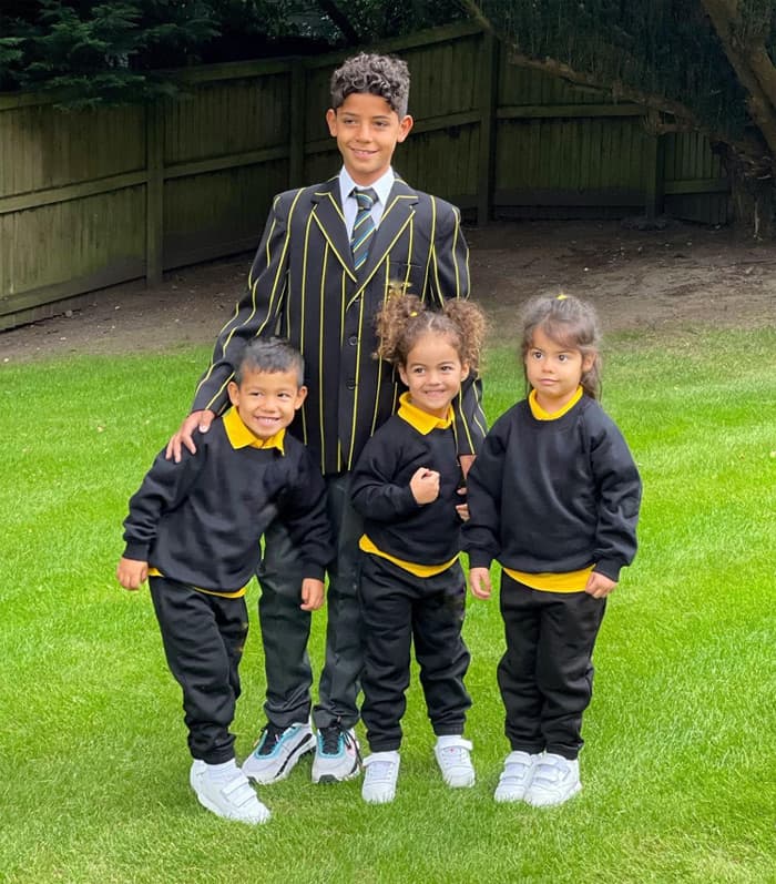 La modelo e influencer captó a los pequeños 
<b>uniformados para su primer día de clases en Inglaterra</b>. "Y así acabamos la semana. Nueva etapa cargada de ilusión", escribió Georgina Rodríguez al pie de la instantánea.