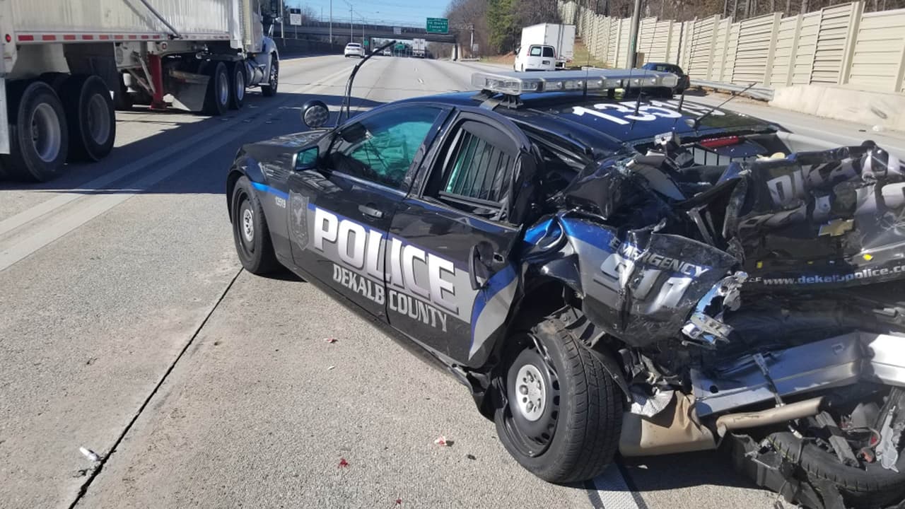 Conductor se estrella contra patrulla y envía al hospital a policía de Dekalb
