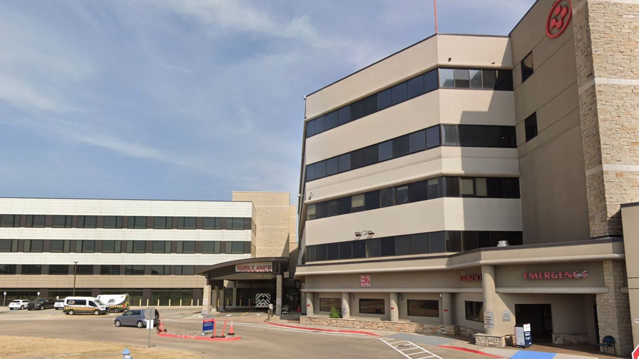 Vanessa Esquivel llegó a la sala de emergencias de Medical City Plano con su bebé de apenas año y medio, pidiendo a los médicos que lo atendieran.