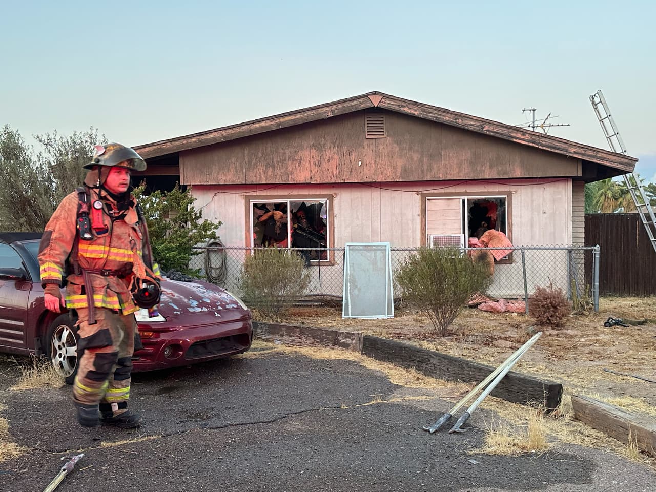 Las brigadas tendieron de inmediato líneas dentro de la casa para tratar de luchar contra las llamas y evitar que se siguieran extendiendo y causando mayores daños.