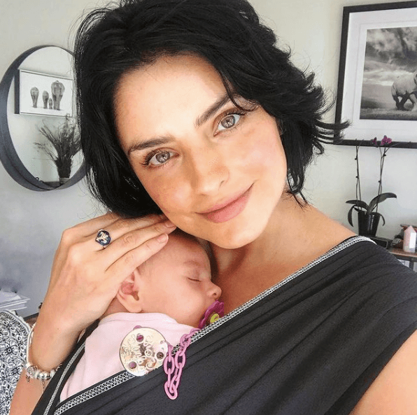 <h3 class="cms-H3-H3">#4 Aislinn Derbez</h3>
<br>Aislinn Derbez le dio pecho a su hija Kailani durante 22 meses, periodo que disfrutó muchísimo pero al mismo tiempo la hizo vivir momentos bien difíciles que incluso la hicieron 
<a href="https://www.univision.com/famosos/aislinn-derbez-estuvo-a-punto-de-tirar-la-toalla-por-amamantar-a-su-bebe-fotos">pensar en “tirar la toalla”</a>.