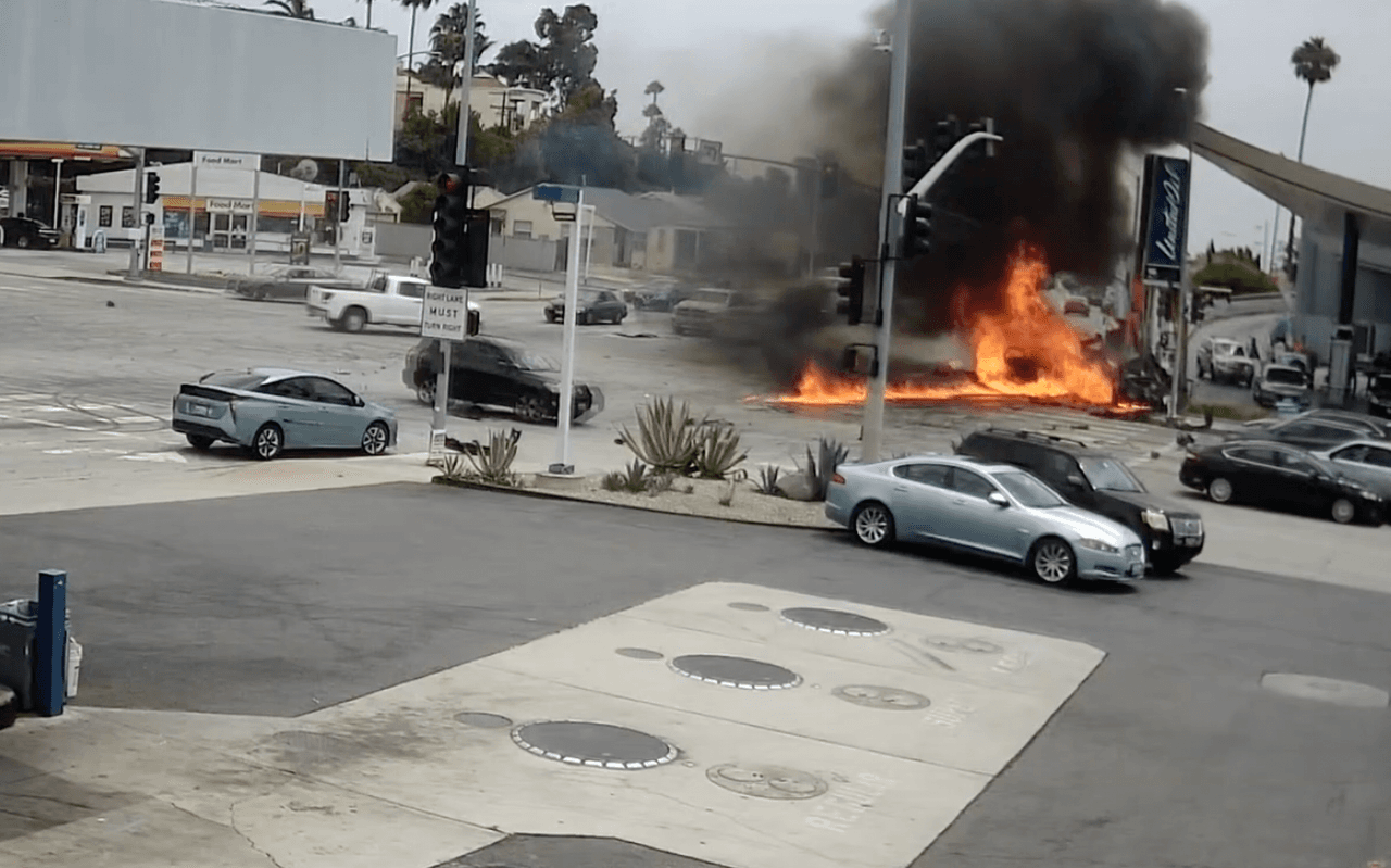 Los carros explotaron en llamas y
<b>finalizaron en una de las columnas de una estación de gasolina. </b>