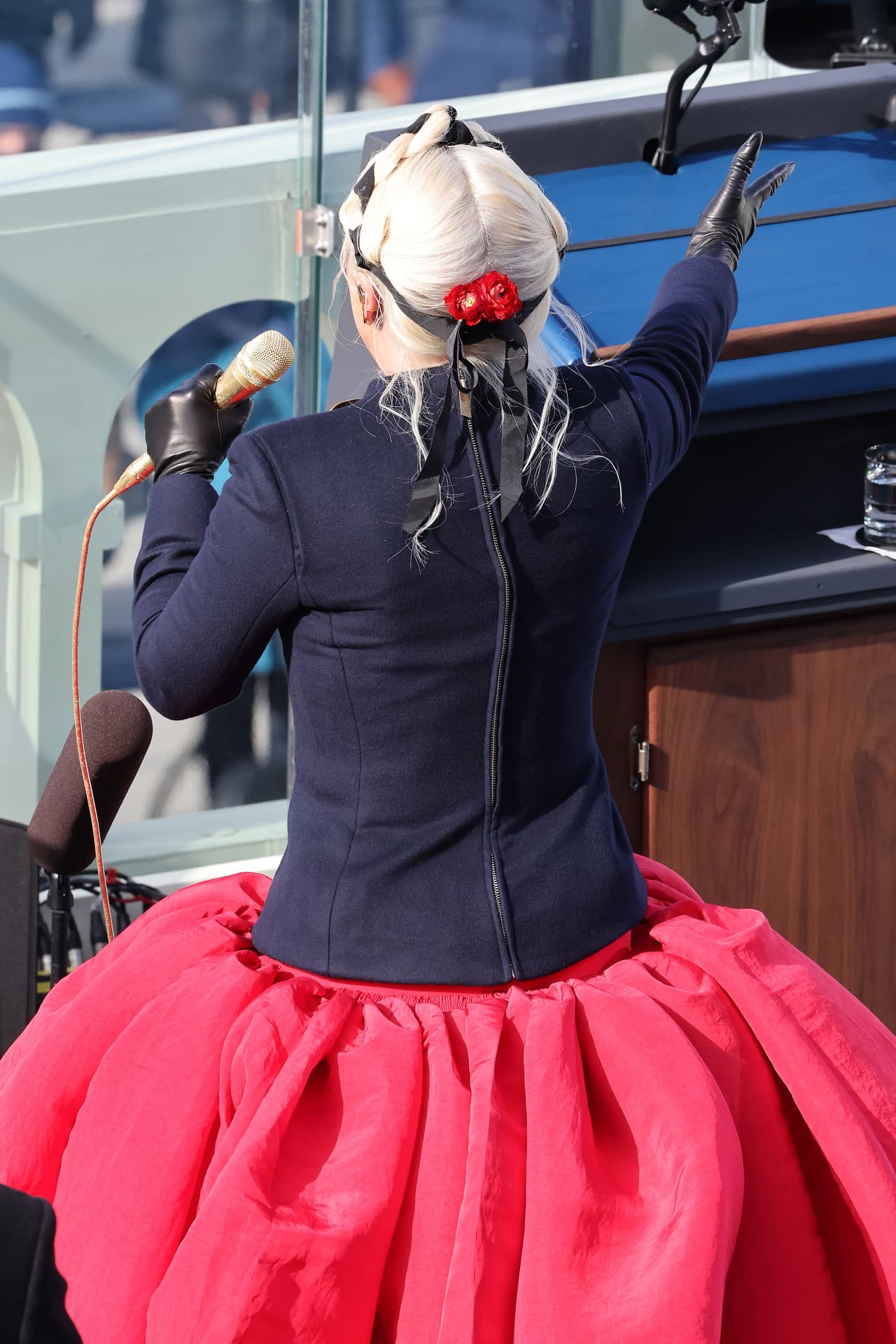 Mientras ella cantaba, el presidente, la vicepresidenta, la primera dama y todos los asistentes seguían la letra con la mano derecha en el corazón.