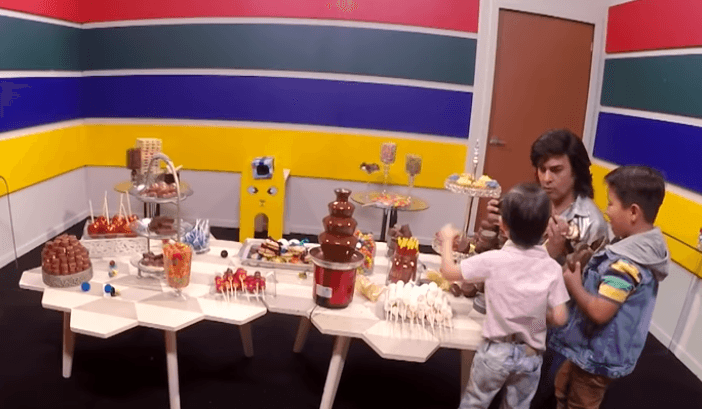 Mateo le explicó a Albertano cómo fue que la torre de bombones de chocolate se había derrumbado. El niño temía que por esa desobediencia (que no fue su responsabilidad) quedara fuera de Pequeños Gigantes.