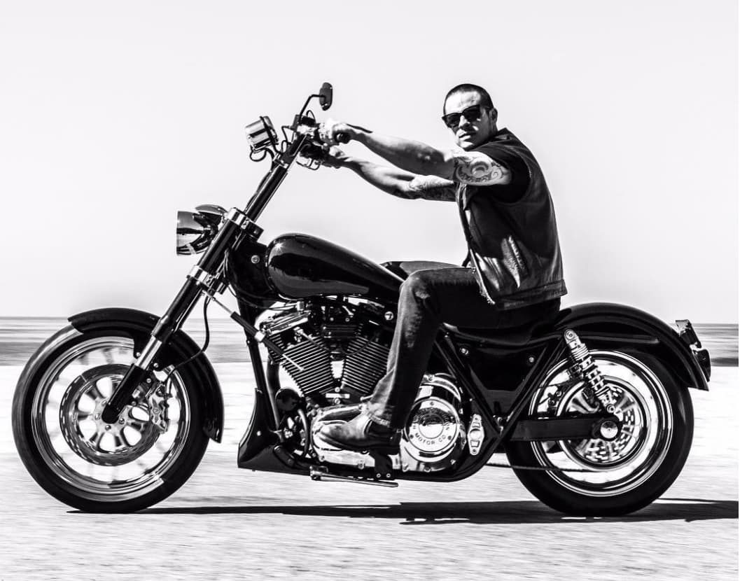 Casper puso en su cuenta:
<b> "Accidente de moto anoche. </b>El tipo giró delante de mí en mi luz verde y dice que no me vio. Tengan cuidado con mis compañeros que andan en moto. Me arrojaron sobre su coche y se deslizó por unos 40-50 pies. Una buena erupción en el camino y golpeó el lado derecho bastante bueno, pero
<b> no tuve huesos rotos. Gracias por el amor".</b>
<br>