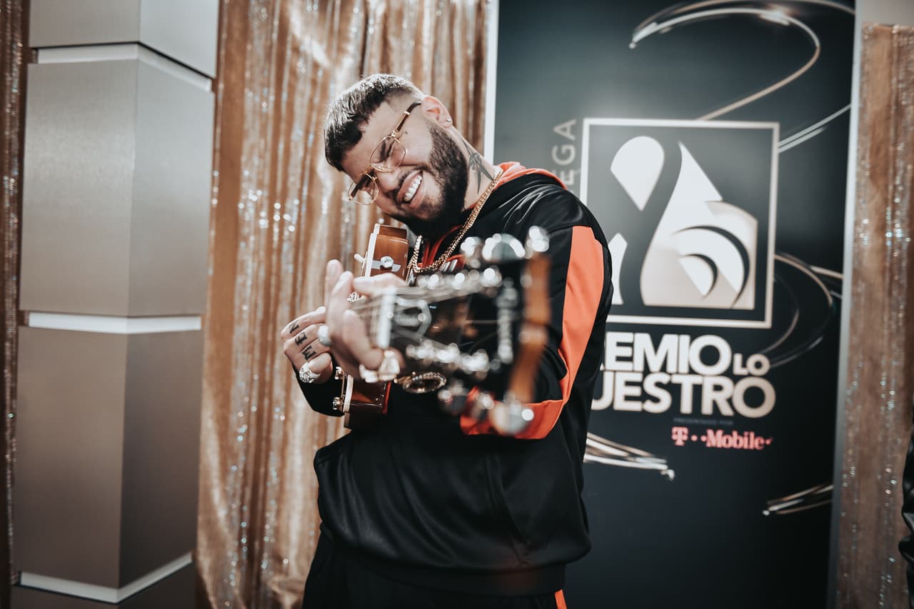 Aunque la canción que lo tiene sonando en todas partes se llama 
<b>'Calma', eso es precisamente lo que le falta en la vida a Farruko, </b>pues en un ensayo de 
<a href="https://www.univision.com/shows/premio-lo-nuestro">Premio Lo Nuestro</a> el artista reveló a Univision Entretenimiento que lo están buscando en todas partes.