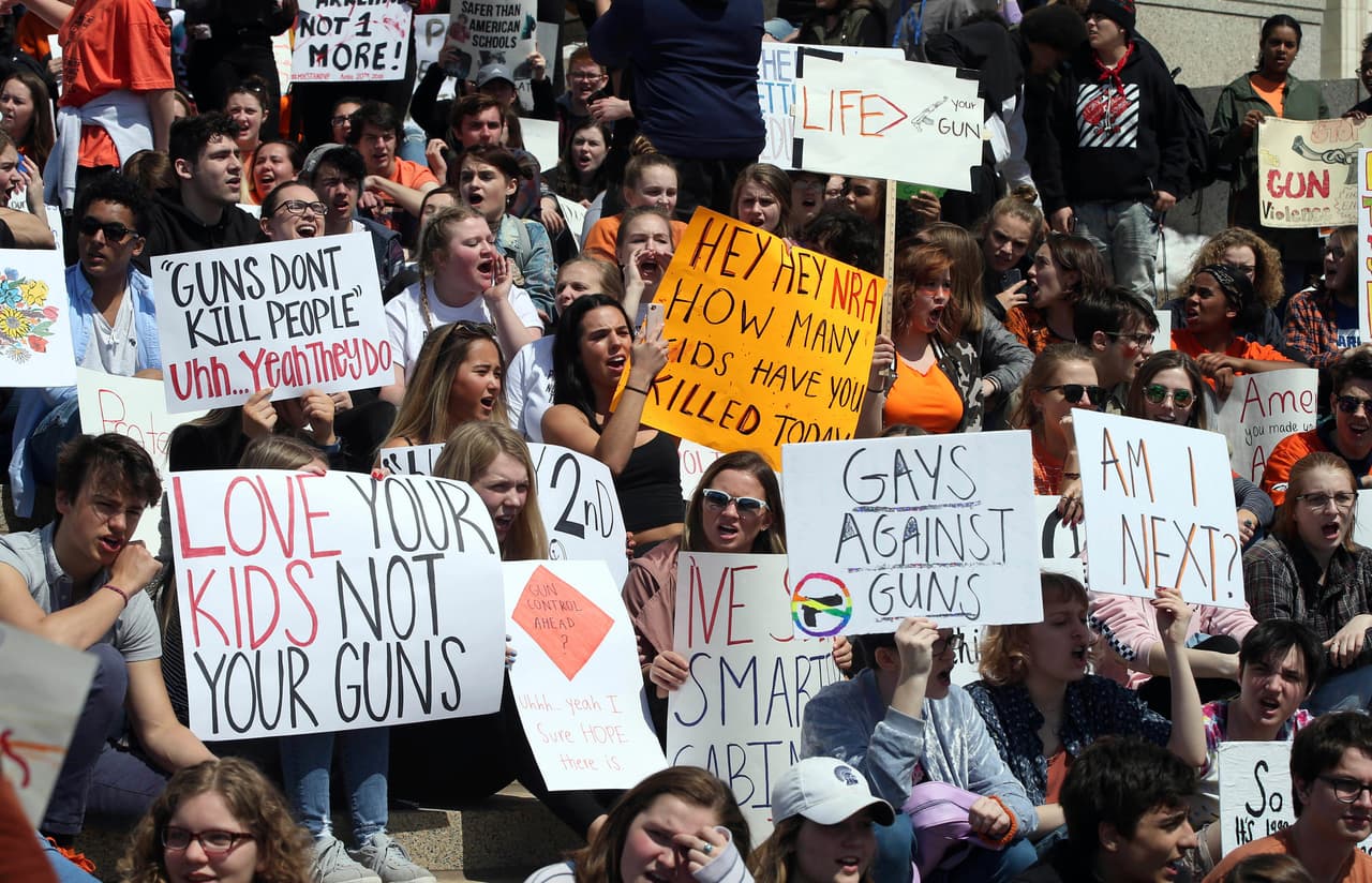 Estudiantes reunidos para protestar en el Capitolio estatal de Minnesota en St. Paul.