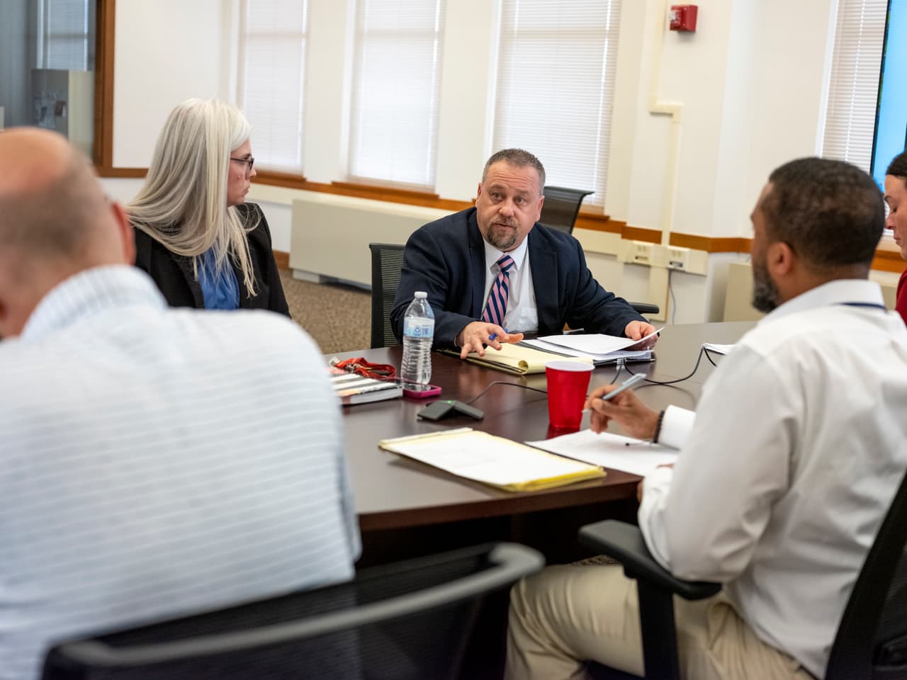 AMARILLO, TX.- El abogado en jefe Jason Howell sostiene una reunión con sus colegas en su oficina.