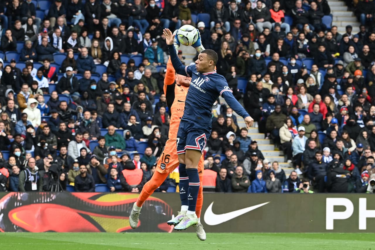 El PSG goleó al Bordeaux con los goles de Mbappé, Neymar y Leandro Paredes, pero ni esa victoria evitó los abucheos de sus seguidores, quienes castigaron especialmente al Ney y Lio.