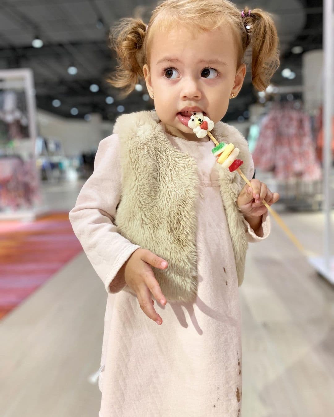 Para esta chiquitina, lo mejor son los caramelos, y en esta oportunidad se lo ganó por lo cercano de su cumple.