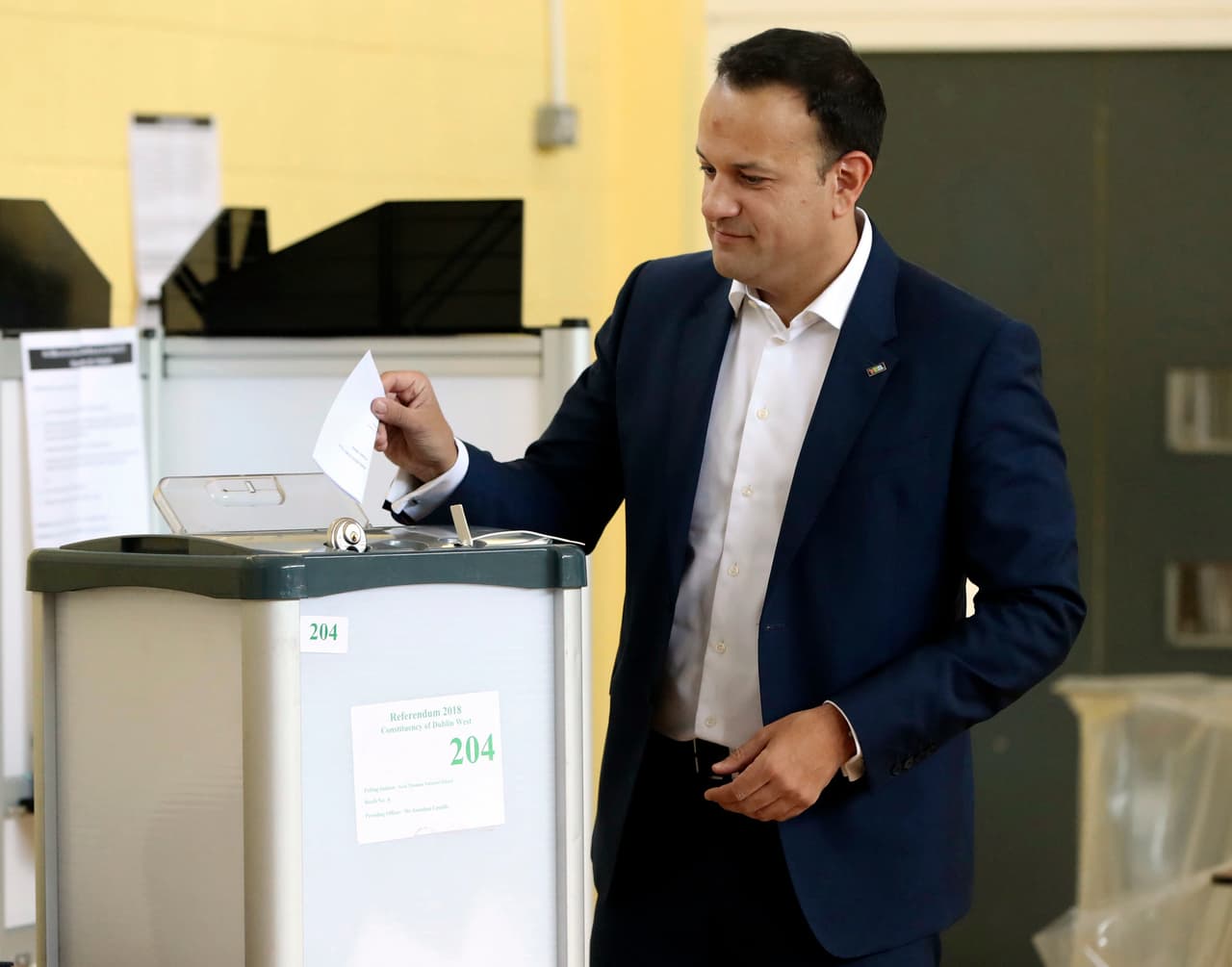 El primer ministro emite su voto en el referendo sobre el aborto este viernes. Varadkar, que es médico y ha hecho campaña por el sí, dijo confiar en que habrá una gran afluencia y que el buen tiempo podría ayudar a los partidarios del "sí" a la derogación al permitir una mayor participación.