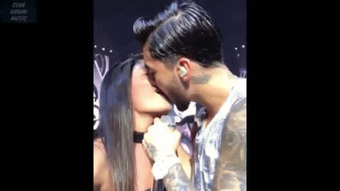 Diurante la gala de 
<b><a href="http://globalgiftfoundation.org/">la fundación Global Gift</a></b>, en la ciudad de México, varios reporteros increparon al joven intérprete de 'Felices los 4' sobre el incidente, pues de acuerdo con un video que se viralizó, nada parecía justificar el rechazo del artista a la jovencita. Aunque en un principio Maluma declinó hablar sobre el tema, más tarde, en una entrevista televisiva 
<b><a href="https://www.univision.com/entretenimiento/maluma-se-une-a-eva-longoria-para-ayudar-a-mexico-y-ruega-por-puerto-rico">junto a Eva Longoria</a></b>, el artista ofreció su versión.
<br>