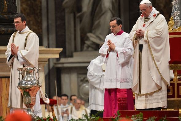 La misa oficiada en la basílica de San Pedro del Vaticano abre el Triduo Pascual en el que los sacerdotes renuevan las promesas sacerdotales, pobreza, castidad y obediencia.
