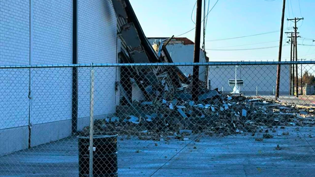 <h3 class="cms-H3-H3">Qué ocurre después de un colapso</h3> En este tipo de incidentes, 
<b>el peligro no termina cuando las personas salen del edificio.</b> 
<br>Las autoridades suelen restringir el acceso mientras inspectores revisan si la estructura quedó debilitada o
<b> si existe riesgo de un nuevo derrumbe.</b> 
<br>También se revisa 
<b>si hay daños en sistemas eléctricos, tuberías de gas o partes del techo que puedan desprenderse.</b>