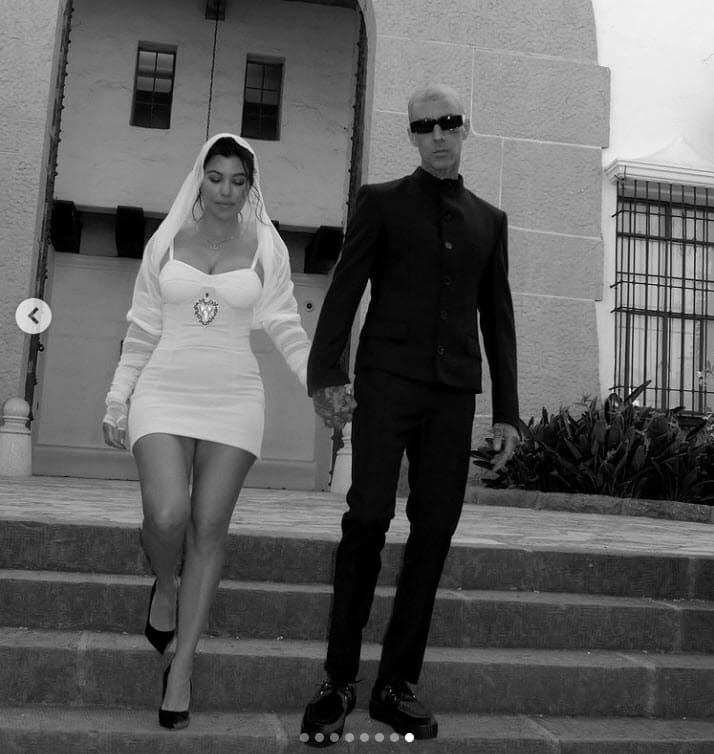 La pieza tenía un corazón rojo en el corpiño y Kourtney Kardashian portó un velo tradicional sobre su cabello. 
<br>