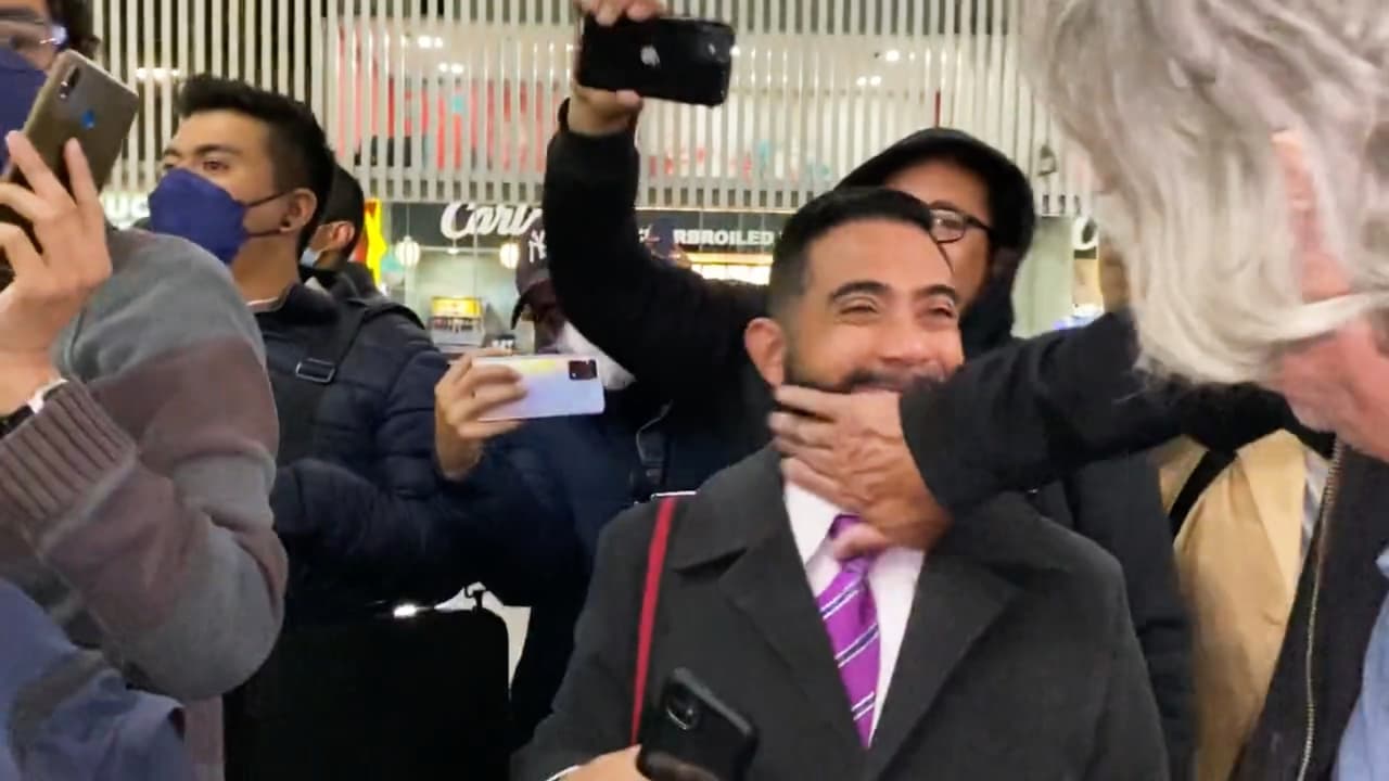 Auxiliar de Gerardo 'Tata' Martino enfrenta a un aficionado 