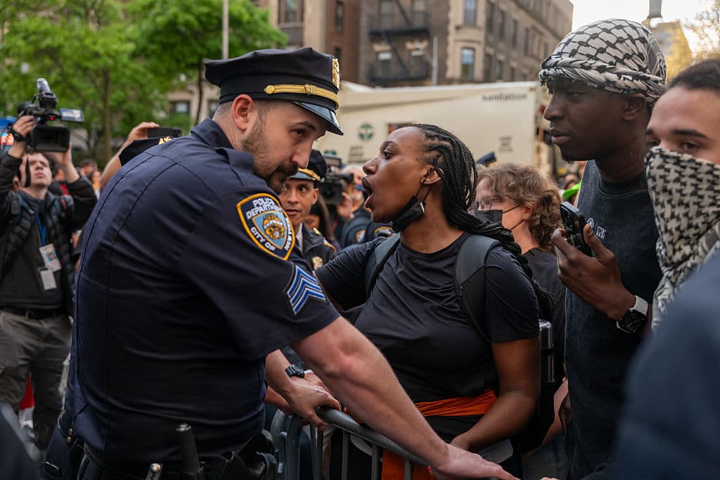 Videos compartidos en redes sociales documentaron el momento en que una larga fila de agentes del Departamento de Policía de Nueva York, equipados con cascos, ingresó al edificio.