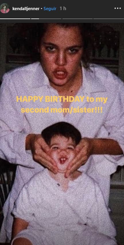 Por su parte, Kendall publicó algunas fotografías de su niñez al lado de Khloé para celebrarla: "¡Feliz cumpleaños a mi segunda madre-hermana!", se lee en sus historias de Instagram.