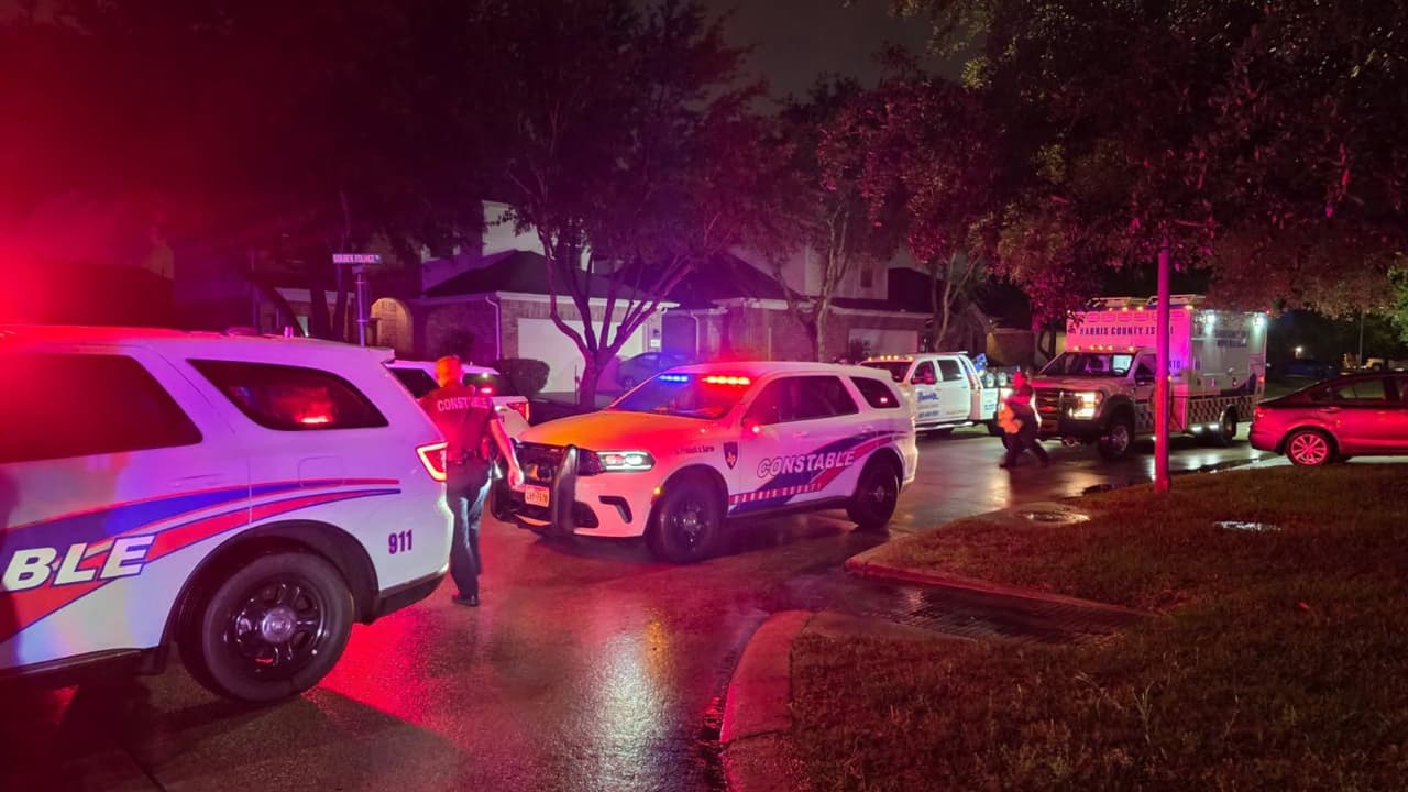 Buscan al sospechoso de balear mortalmente a su expareja en el patio delantero de su casa en Texas