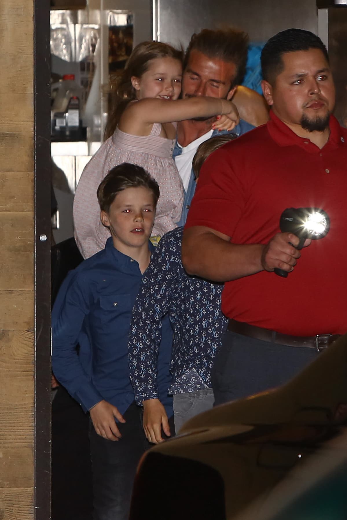 Detrás de la cumpleañera salieron sus hijos y esposo.