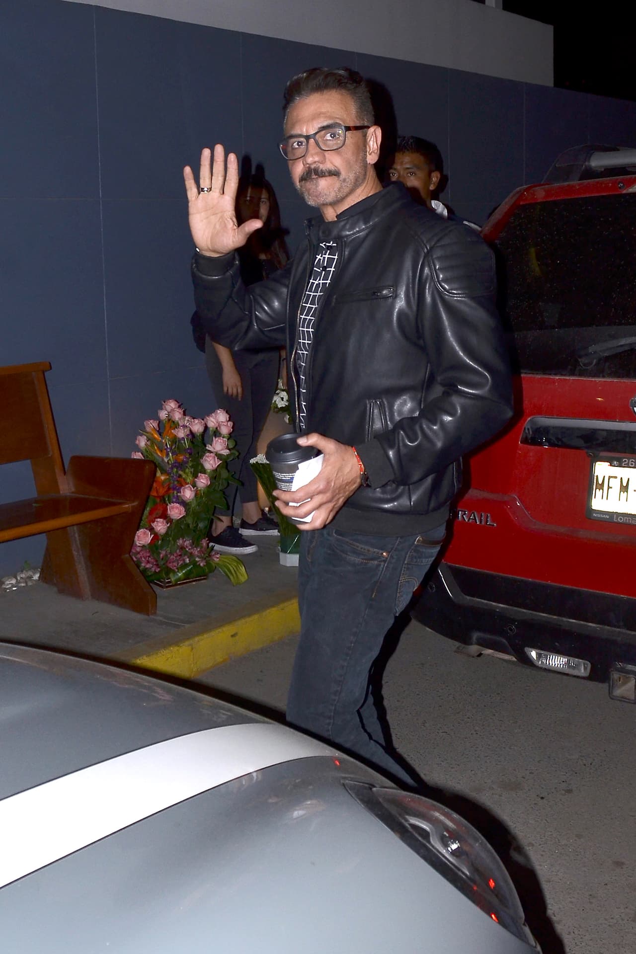 Aunque el luto quedó de lado - por petición expresa de la familia Guerra- hubo asistentes que quisieron vestir de clásico negro, como el actor Tomás Goros.