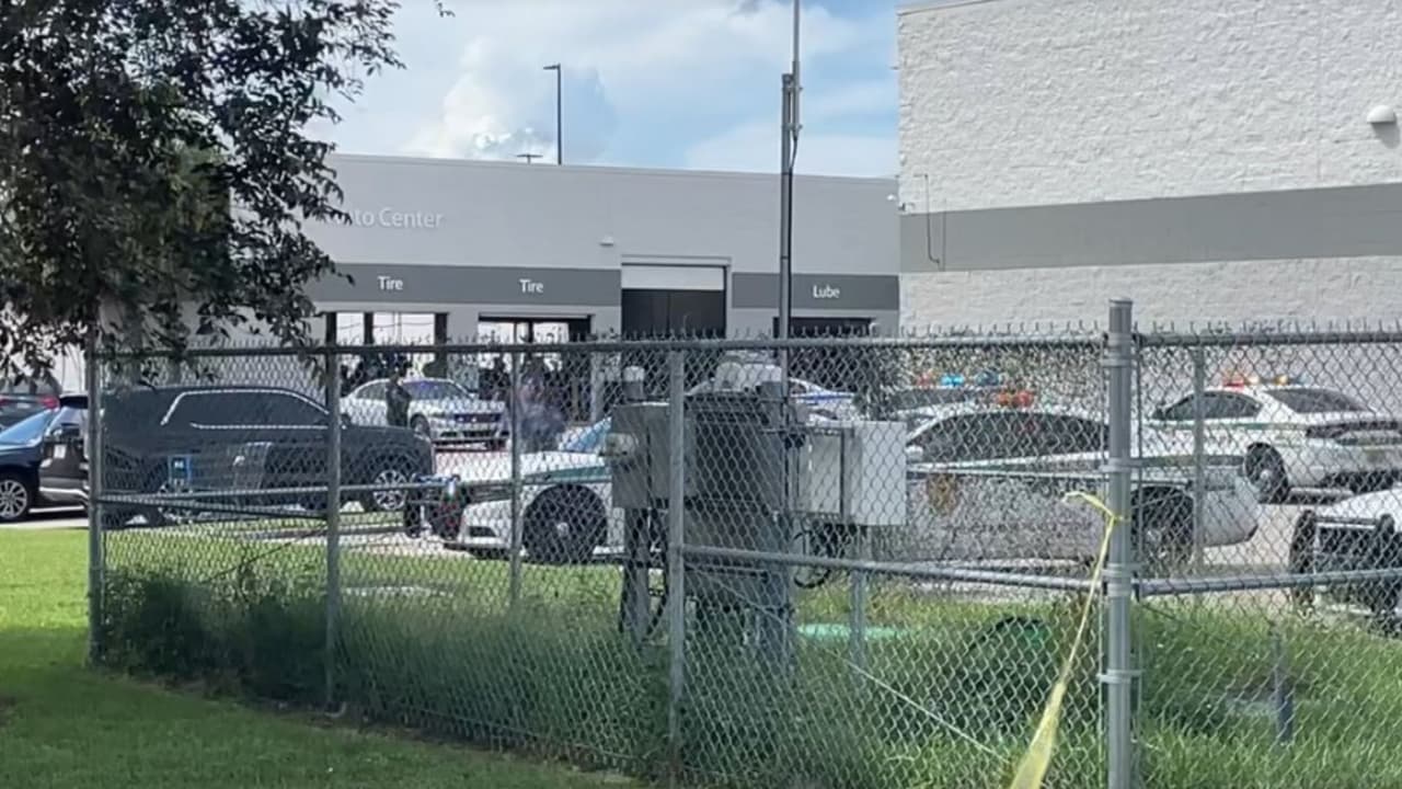 Según el vocero de la policía de Miami-Dade, los hechos iniciaron cuando un grupo de personas sostuvo un enfrentamiento en las instalaciones de la tienda. La violencia escaló a tal grado que uno de los involucrados accionó su arma.