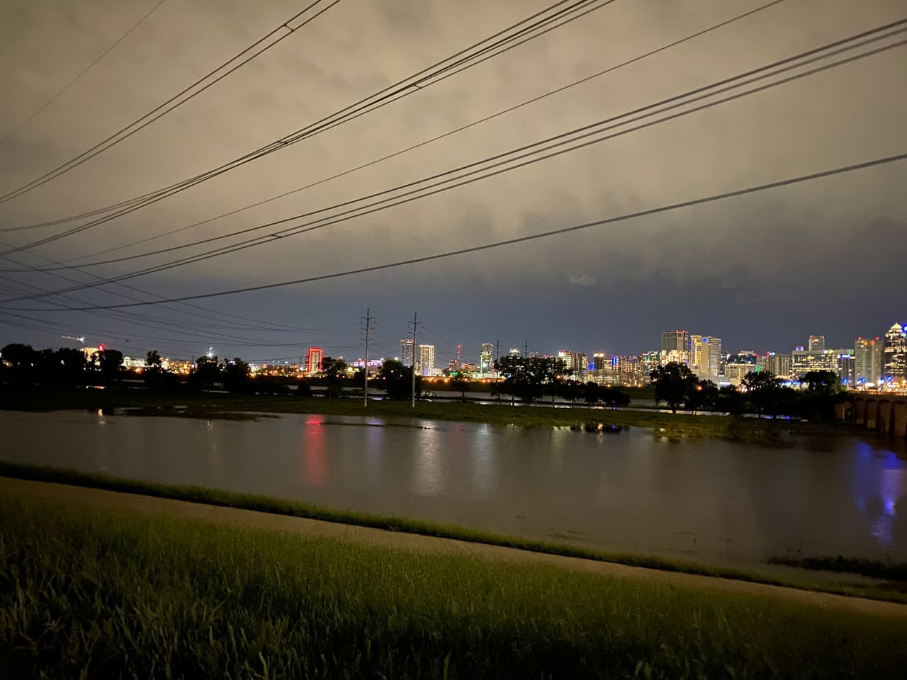 <a href="https://www.univision.com/local/dallas-kuvn/tormentas-cielos-nublados-y-riesgo-de-inundaciones-lo-que-le-espera-la-tarde-de-este-martes-a-dallas-video">Una nueva ronda de aguaceros y tormentas eléctricas</a> se dirige al Metroplex. Los lagos y ríos podrían desbordarse.
<br>