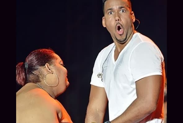 Y ellas, felices de tenerlo entre sus manos. ¡Es todo un bombón!