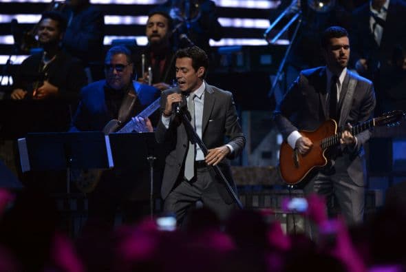 El salsero comenzó su presentación con el tema "Tu amor me hace bien".