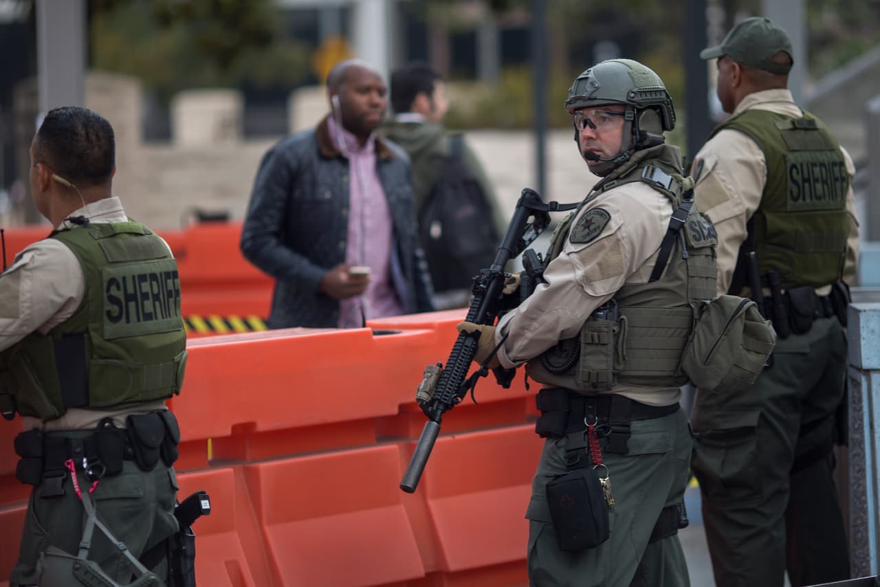 "Disparó intencionalmente": por primera vez en 20 años un policía de Los Ángeles es acusado de asesinato