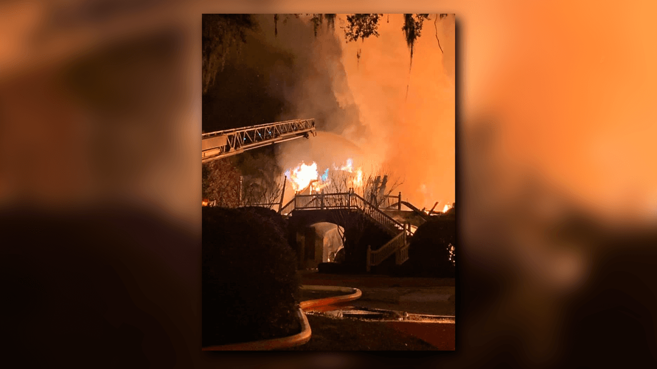 La casa del golfista Davis Love III, miembro del Salón de la Fama, fue destruida por un incendio la madrugada del viernes en un incendio que no pudo ser controlado, incluso con 16 bomberos llegando en cuestión de minutos, dijo el jefe de bomberos.