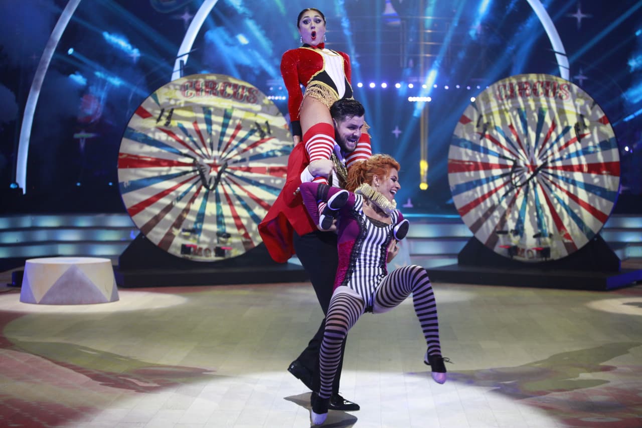 Con lo que nadie contaba era con que Paul terminaría lesionado del tobillo. Justo al principio de la coreografía, el conductor dio un mal paso y se lastimó el pie; sin embargo, como el profesional que es, él siguió bailando. De esta gala no solo salió con vendado sino con una nominación.