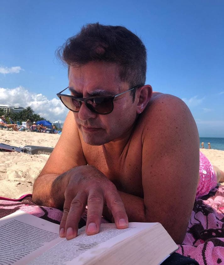 "
<b><a href="https://www.tvynovelas.com/famosos/Ernesto-Laguardia-No-me-he-hecho-ninguna-cirugia-20210926-0005.html" target="_blank">Como sano y sí me echo cremas</a></b>, porque mi esposa me las compra y no le fallo", reveló.