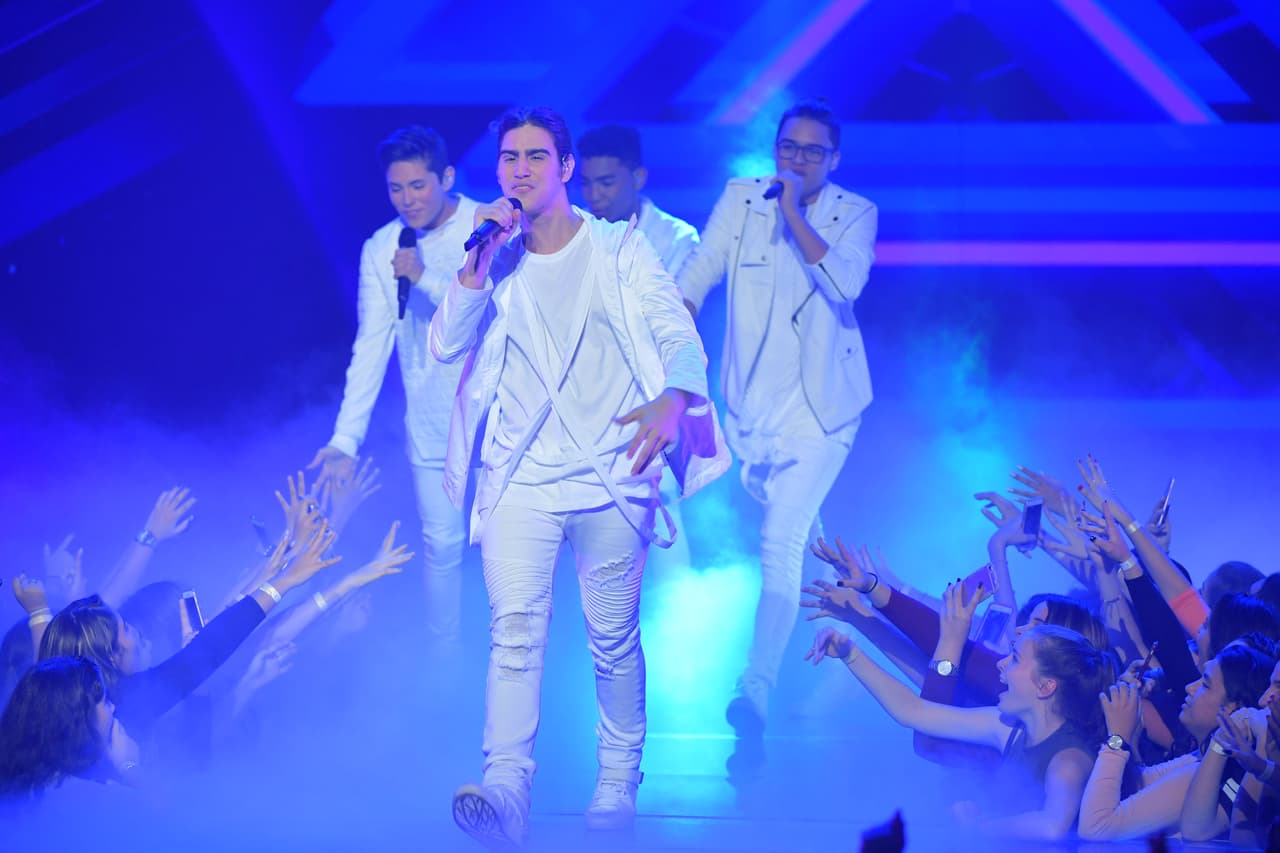 Revive 
<a href="http://www.univision.com/shows/la-banda/como-boy-band-los-chicos-cantaron-otra-vez-de-zion-y-lennox-ft-j-balvin-video" target="_blank">aquí</a> el performance donde el escenario se transformó y ellos lucieron como súper estrellas.